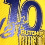 Nadruk na czapce, równe krawędzie na porowatej tkaninie.