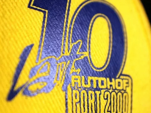 Nadruk na czapce, równe krawędzie na porowatej tkaninie.