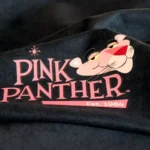 Nadruk wielokolorowy na wykrojach przed uszyciem.