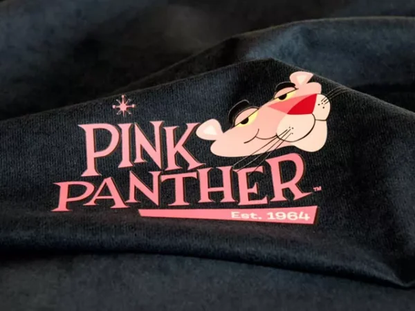 Nadruk wielokolorowy na wykrojach przed uszyciem.