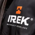 Nadruk na kurtce, duża siła krycia białej farby oraz wyraźny pomarańczowy.