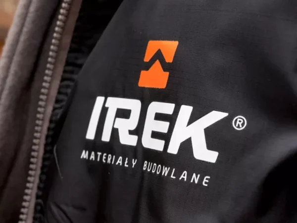 Nadruk na kurtce, duża siła krycia białej farby oraz wyraźny pomarańczowy.