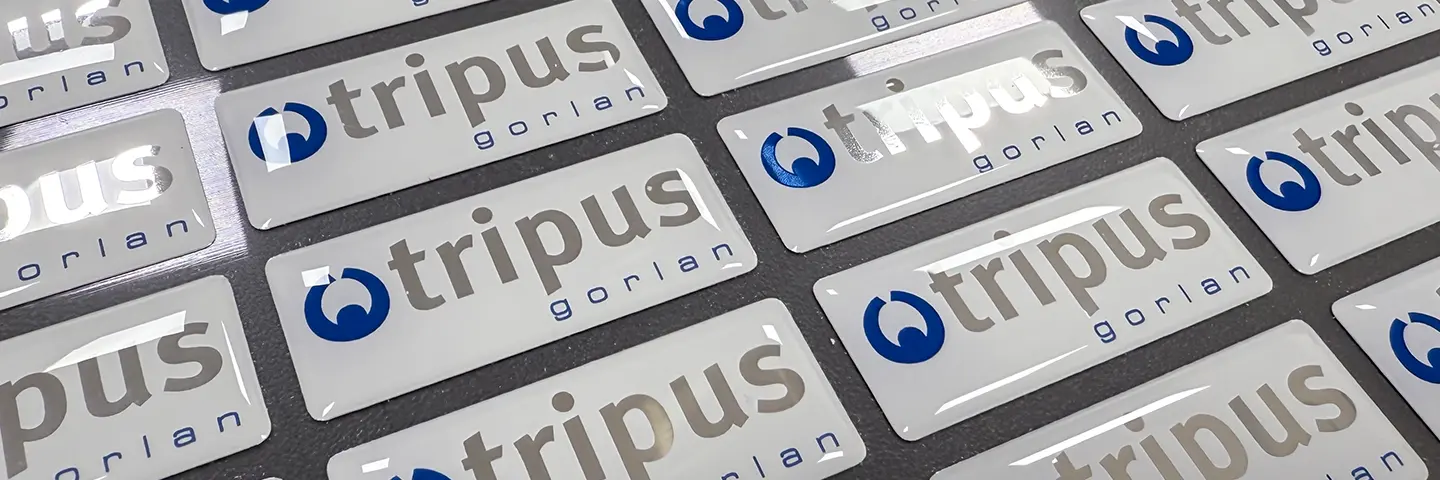 Naklejki na folii chromowej, druk cyfrowy z białym.