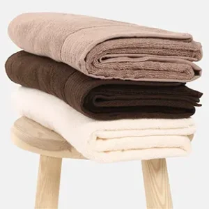 Ręczniki frotte w różnych kolorach.